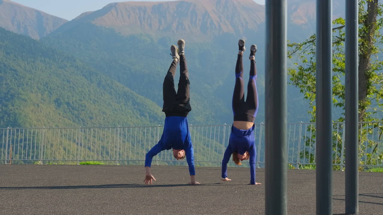 산 에서 야외 에서 드스탠드 를 하는 부부