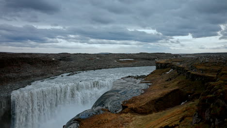 vista panorámica de la icónica cascada de dettifoss en islandia