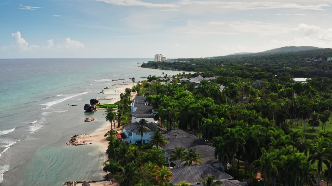 volando sobre la playa tropical en montego bay en jamaica