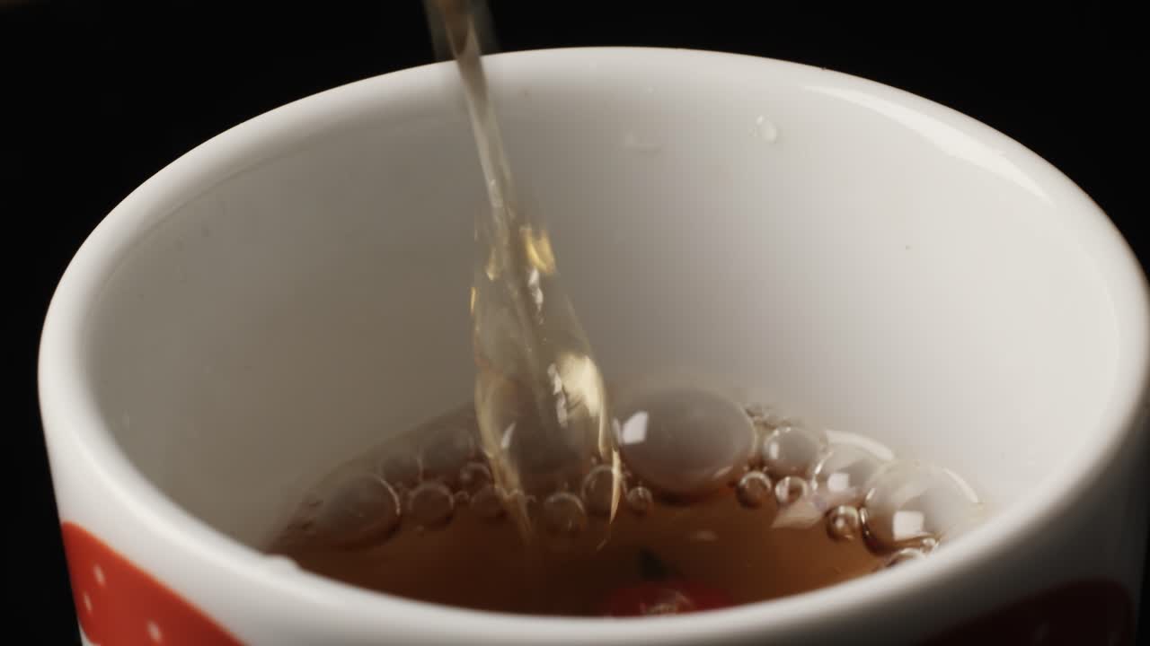 컵에 차를 부는 것