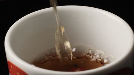 vertiendo té en una taza