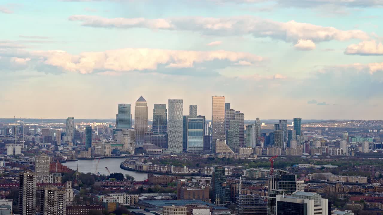 화려한 하늘과 함께 화창한 날 카나리 워프 지역의 런던 스카이라인과 도시 풍경을 보여주는 공중 똥