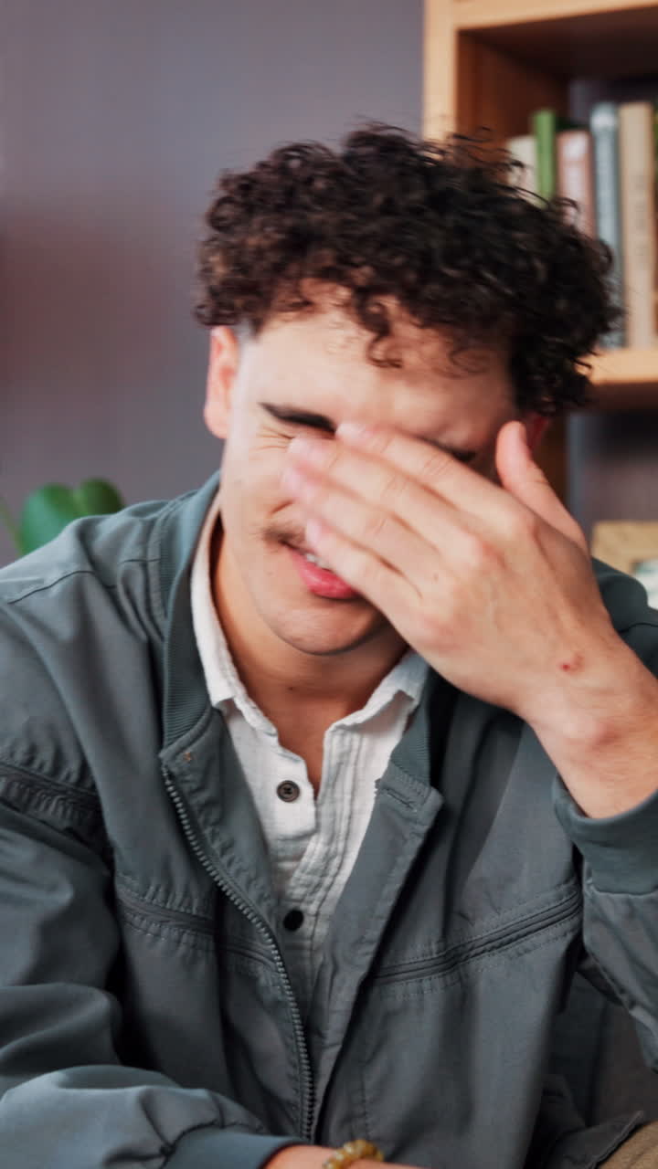 Uomo che esprime tristezza e stress