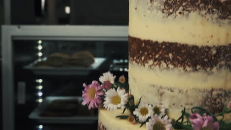 Primer-Plano-De-Cámara-Lenta-De-Pastel-De-Bodas