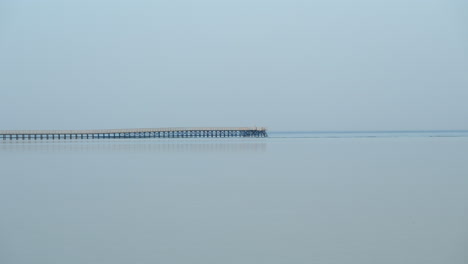 Embarcadero-De-Madera-Vacío,-Reflejado-En-Un-Océano-Tranquilo-En-Sharm-El-Sheikh