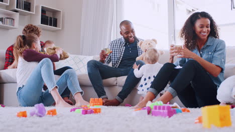 amigos con niños pequeños jugando y socializando en casa