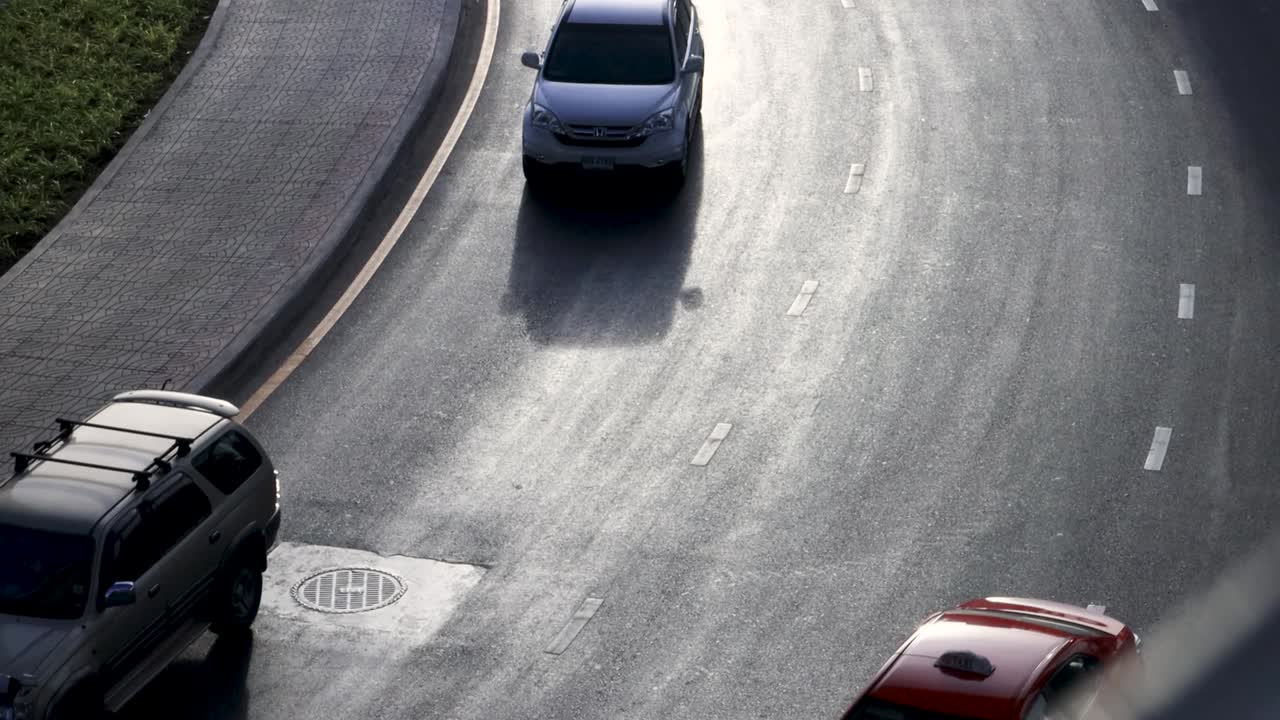 방, 태국 - 2020년 6월 12일:  프라 스리 마하타트 (wat phra sri mahat bts) 역에서 교통 차량의 높은 시각