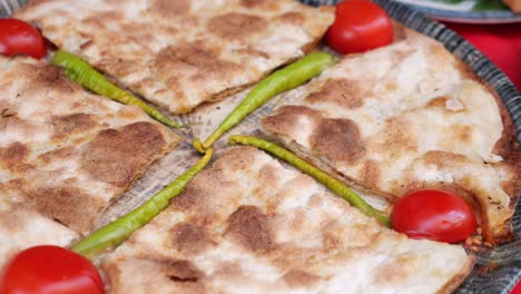 pan plano turco con pimientos verdes y tomates