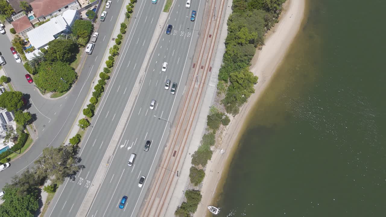 바쁜 해안 도로를 따라 움직이는 차량