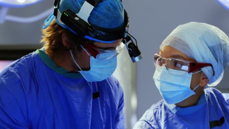 surgeons performing operation 4k