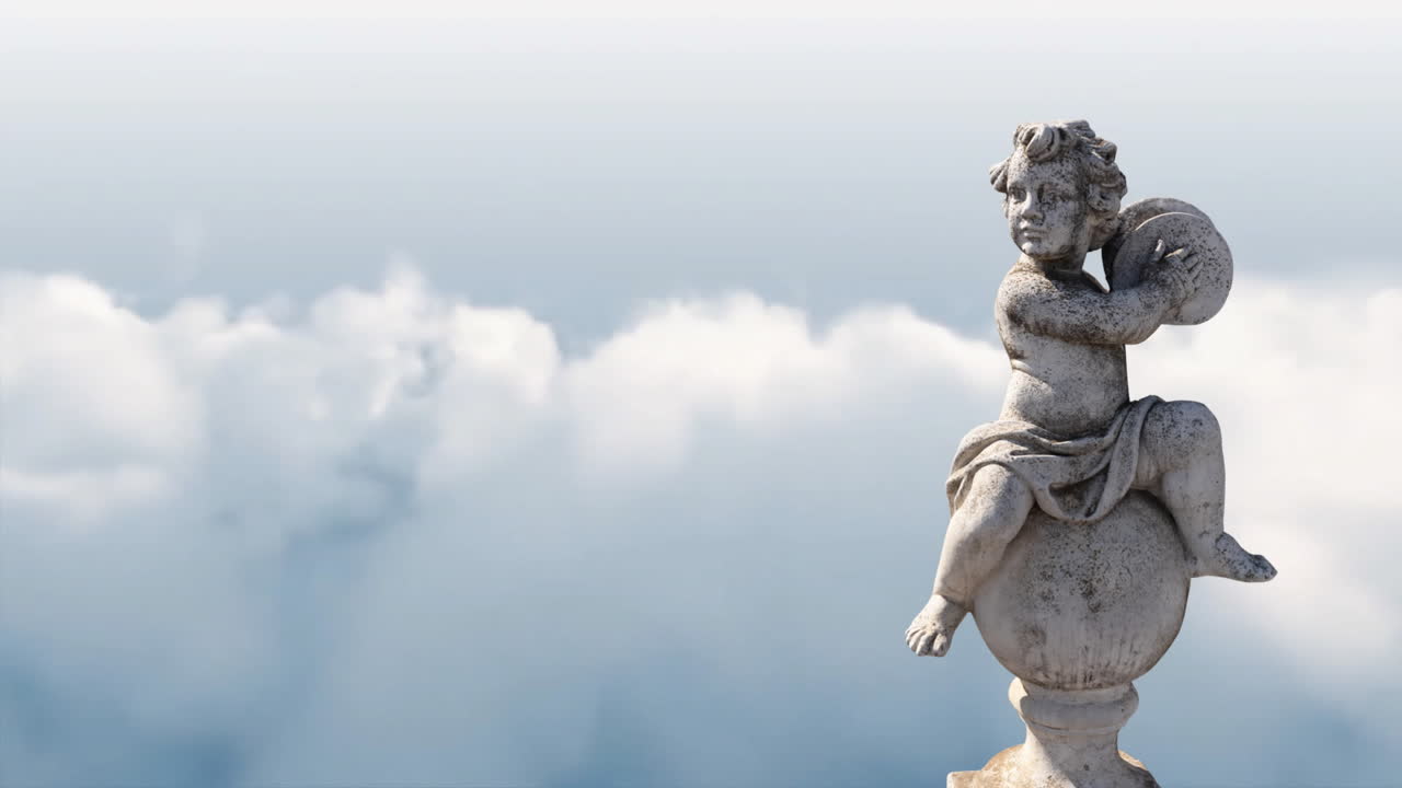 animación de la escultura gris de cupido sobre el cielo azul y las nubes, copia el espacio