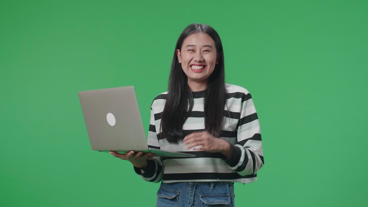 노트북으로 성공을 축하하는 여성