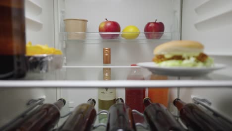 el ataque nocturno al refrigerador