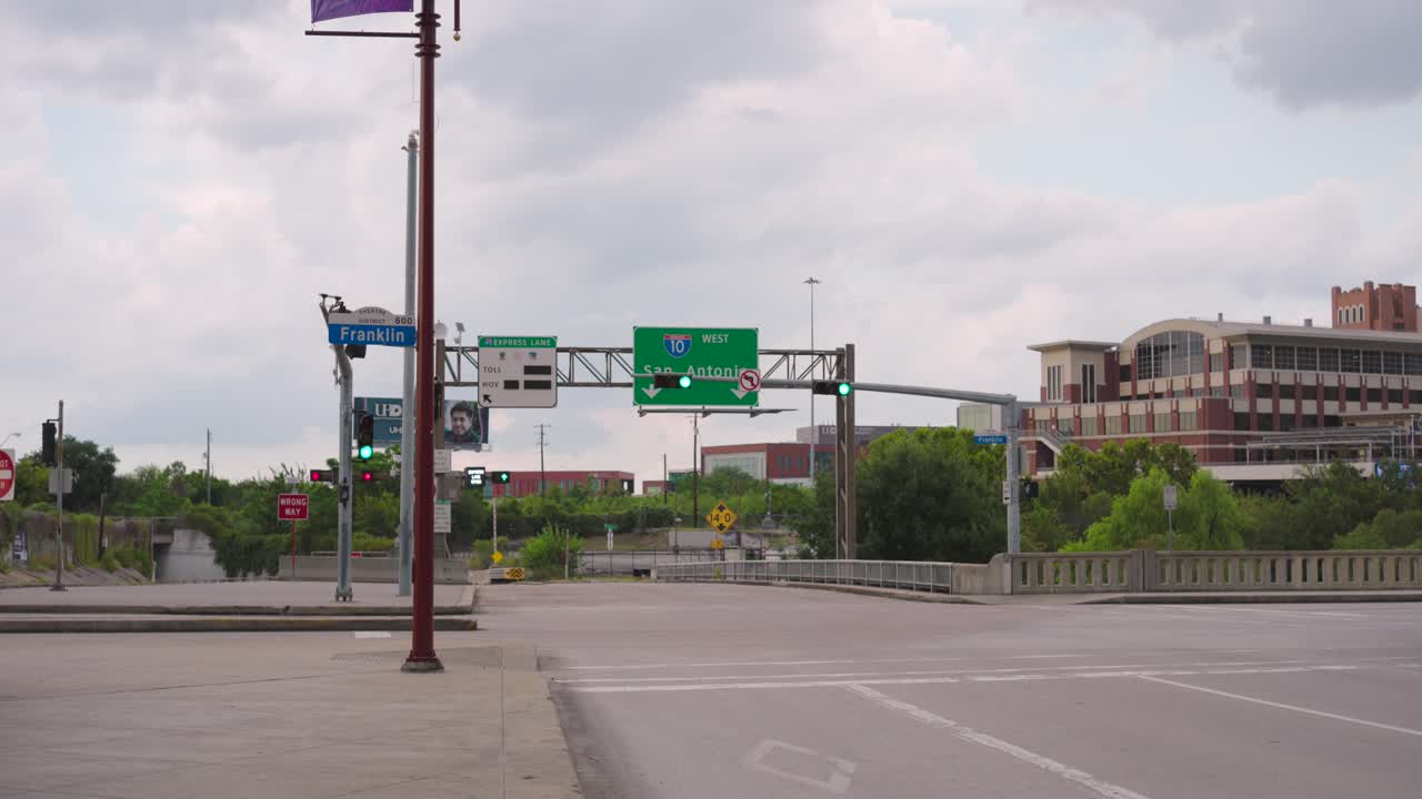vista de la calle que conduce a la autopista en houston, texas