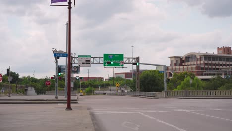 Street-view-of-street-leading-to-freeway-in-Houston,-Texas