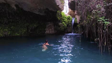 Schöne-Frau-Nimmt-Ein-Bad-In-Einer-Höhle-Voller-Wasser,-Idyllische-Landschaft-Namens-„Salto-Del-Usero“-In-Bullas,-Spanien