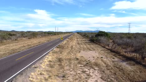 Luftdrohnenaufnahmen-Der-Baja-Road,-Der-Transpeninsularen-Autobahn-In-Baja-California-Sur,-Mexiko