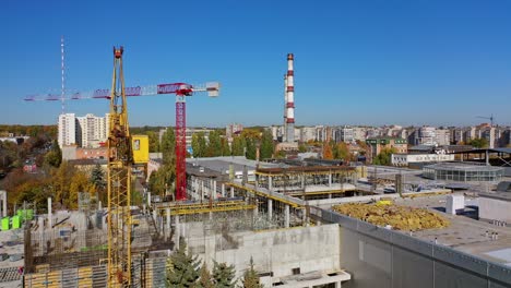 bouwplaats van boven. bouwplaats met kraan die buiten werkt