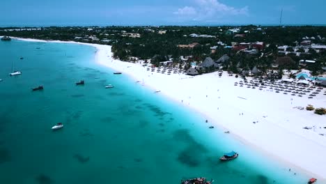 espectacular vista panorámica de vuelo aéreo drone disparó un hotel de lujo en una pintoresca isla tropical en zanzíbar, áfrica tanzania 2019