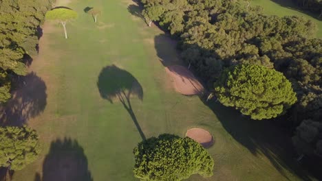 Toma-Aérea-Ascendente-De-Un-Campo-De-Golf-Con-Bunkers-En-Andalucía