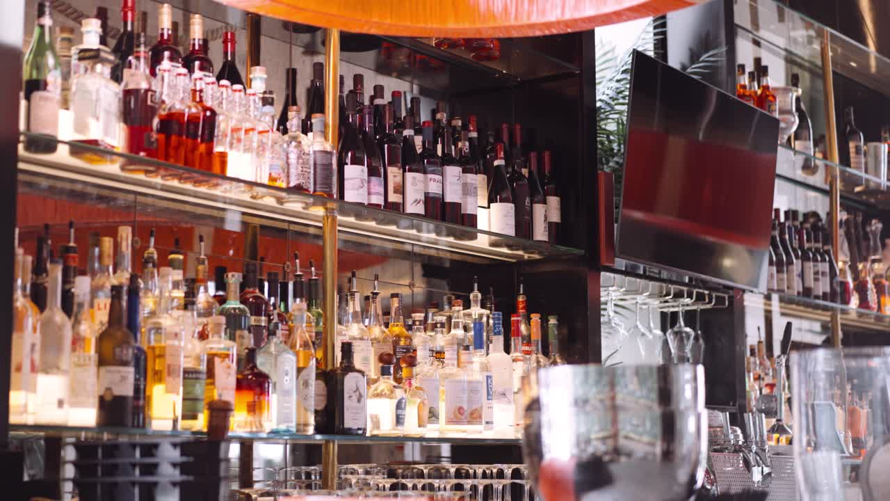 elegante bar con botellas y televisión, medio