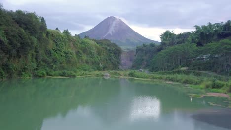 Superficie-Del-Lago-Azul-Con-El-Monte-Merapi-Al-Fondo