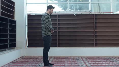 A-Young-Man-Praying-In-The-Mosque-2