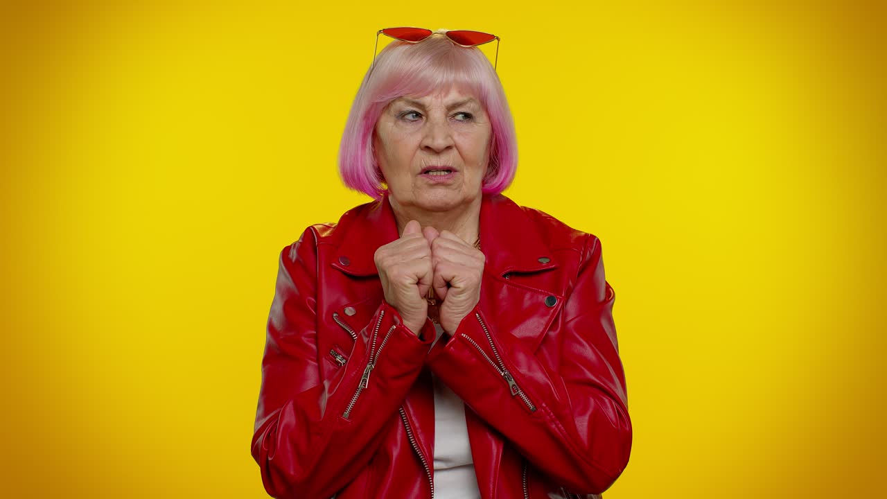 Anziana nonna sconvolta e sorpresa, che esprime un desiderio, in attesa di buona fortuna, dei risultati della lotteria, o che affronta sfortuna e perdita.