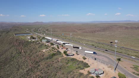 Drohne,-Die-In-Richtung-Einer-Raststätte-Am-Rande-Des-Highways-In-Arizona-Heranzoomt,-Halbfabrikate,-Badezimmer,-Überdachungen,-Mobilfunkmasten