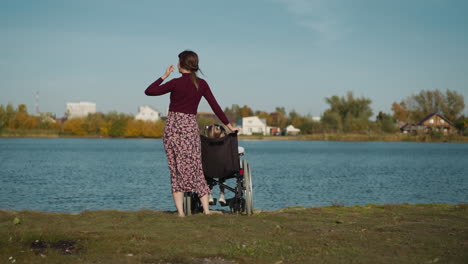 niño con discapacidad pasa tiempo con la madre en la orilla del río