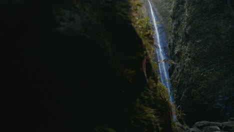 Massiver-Hawaii-Wasserfall-Mit-Seitlicher-Schwenkbewegung-Und-Ultralangsamer-Bewegung