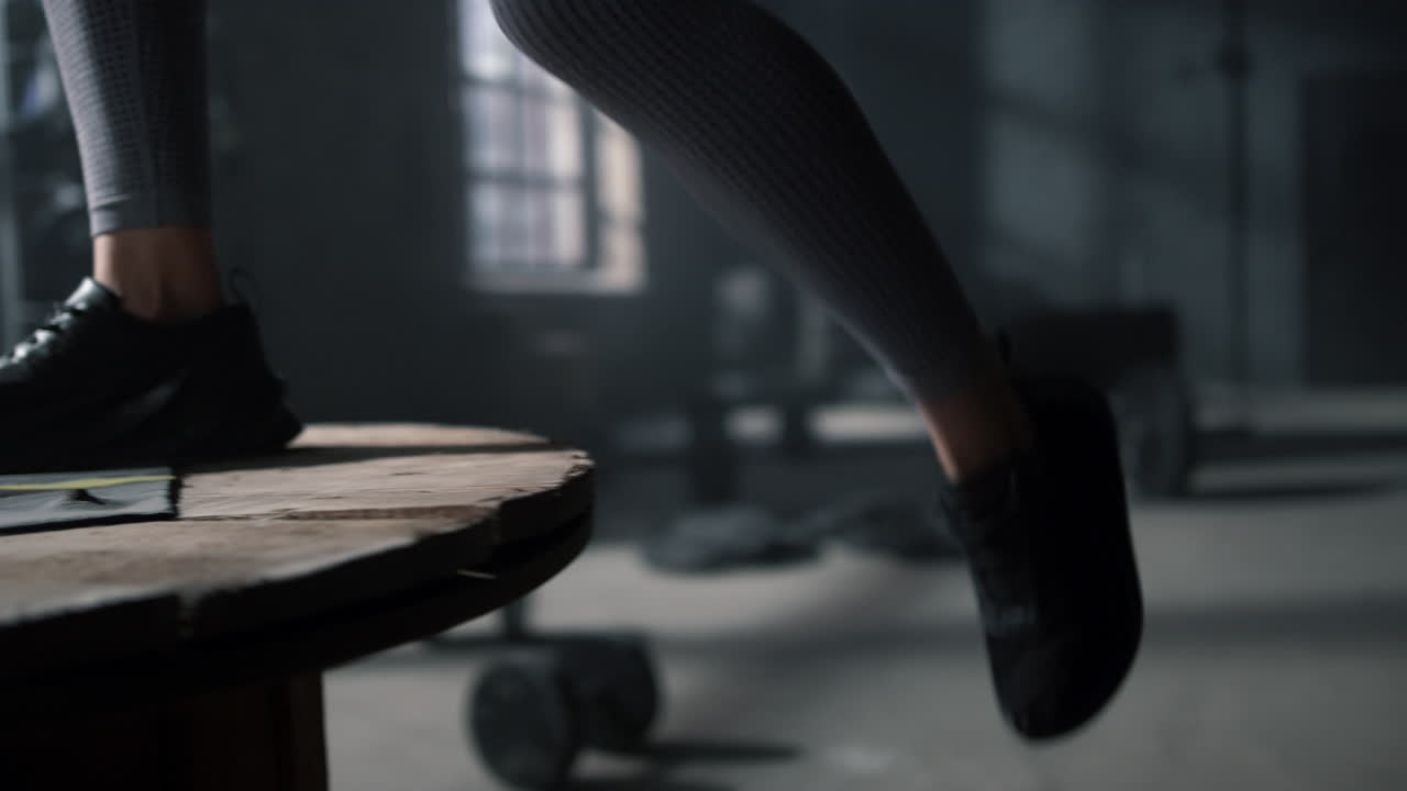 상자 점프 세트를 하는 소녀의 다리. 운동용 스포츠 장비를 사용하는 여성