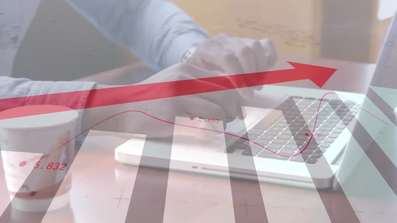 animación de la flecha roja y el procesamiento de estadísticas sobre un hombre de negocios usando una computadora portátil