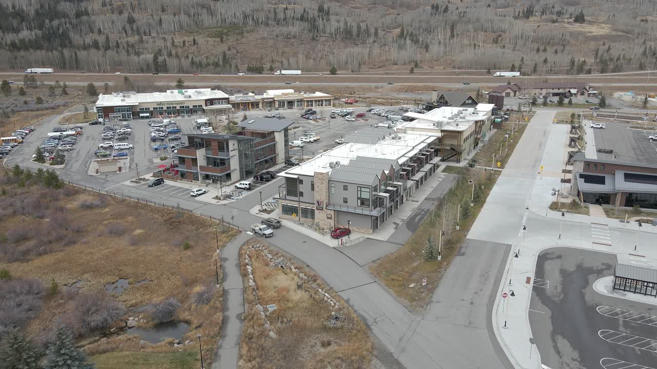 거리에 주간 고속도로 70이 있는 프리스코 비즈니스 지구 위로 공중 틸트 업 샷