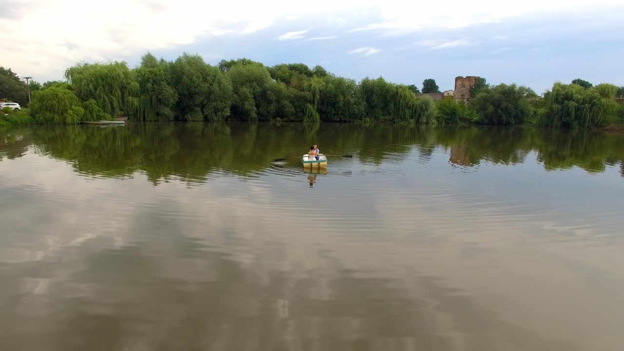 взгляд с воздуха на влюбленную пару на лодке 01