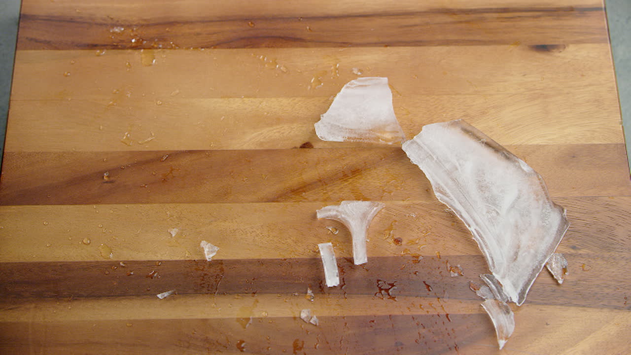 얼음물이 떨어지고 포장된 냉동 식품 플라스틱 용기가 식탁에 힘차게 떨어지는