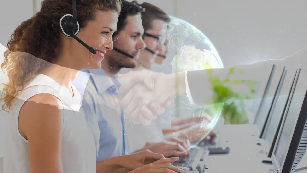 mujer trabajando en el centro de llamadas y apretón de manos con el fondo del planeta tierra