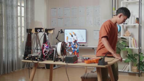 estudiante trabajando en un proyecto de impresión 3d en casa