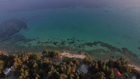 Luftaufnahme-Der-Griechischen-Küste-Mit-Großen-Häusern-Am-Blauen-Meer