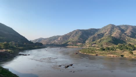 Un-Kayakista-Disfrutando-De-Una-Aventura-En-Un-Río-En-Tailandia-Por-Las-Montañas---Antena