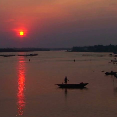 The-sun-sets-behind-the-Mekong-River-in-Vietnam