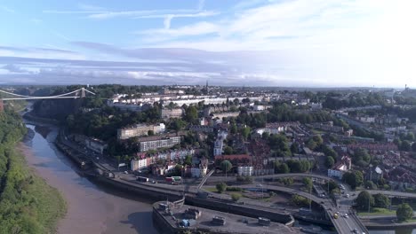 Luftaufnahme-Von-Links-Nach-Rechts-über-Dem-Fluss-Severn-Mit-Blick-Auf-Bristol