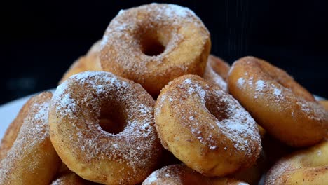 rosquillas rociadas con azúcar