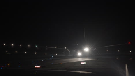 el taxi del avión por la noche