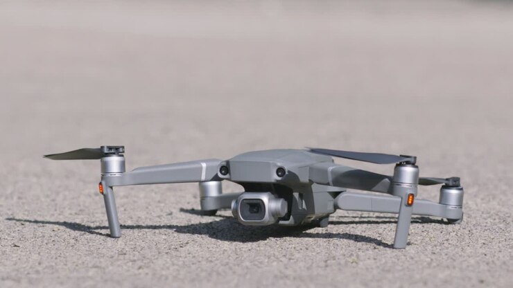 Drone grigio a terra