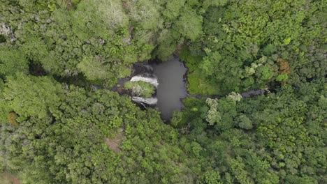 Filmische-Luftaufnahmen-Berühmter-Wailua-Wasserfälle