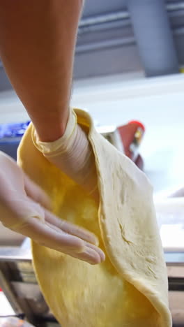 la preparación de la masa de la pizza