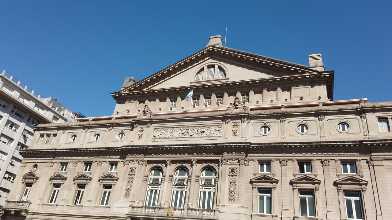 Architettura del Teatro Colón ripresa dal basso, Buenos Aires, Argentina. Un punto di riferimento di viaggio, skyline.