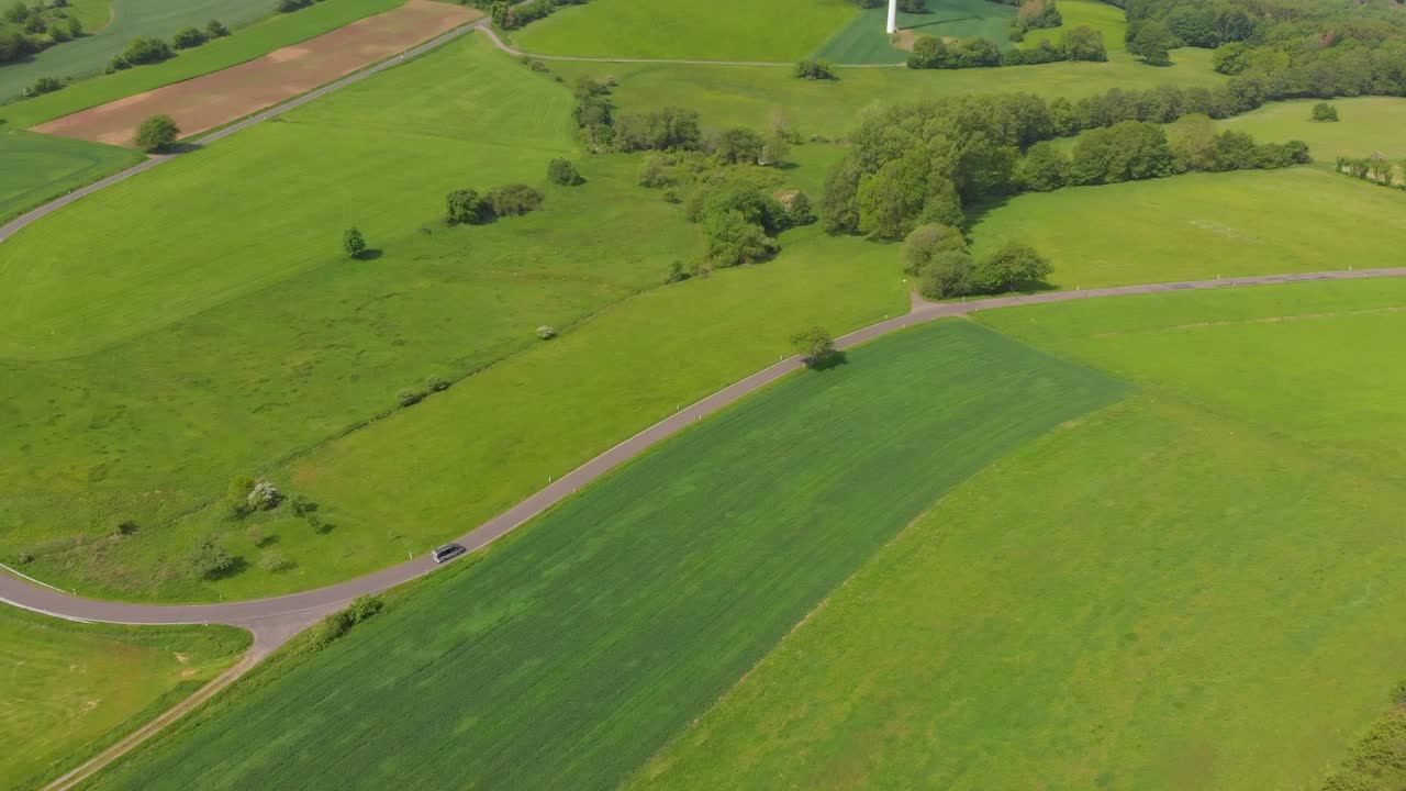 volando sobre colinas con campos en un campo rural