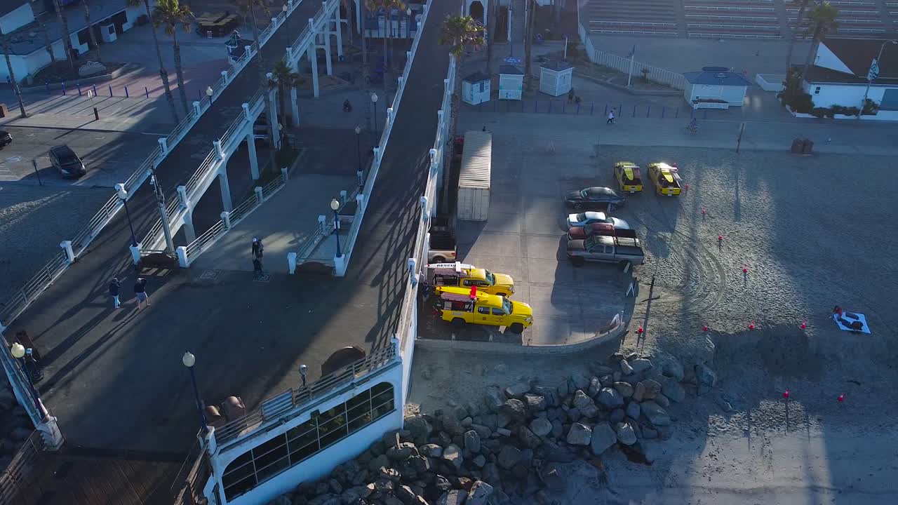 해안가 부두 인명 구조원 차량이 앞에 주차되어 있습니다.